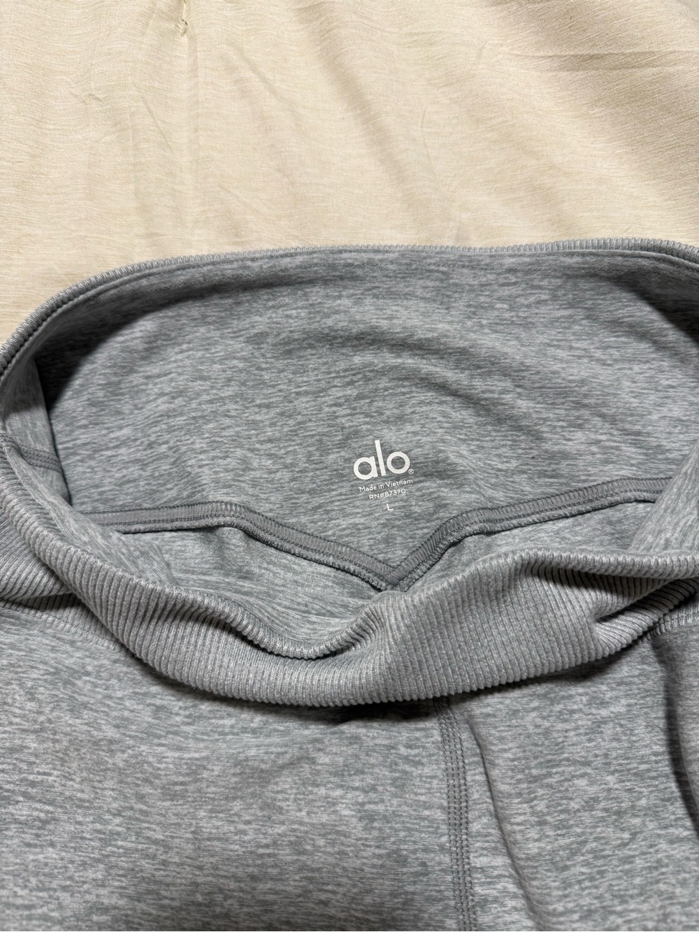 ALO Yoga women’s Light Heather Gray leggings